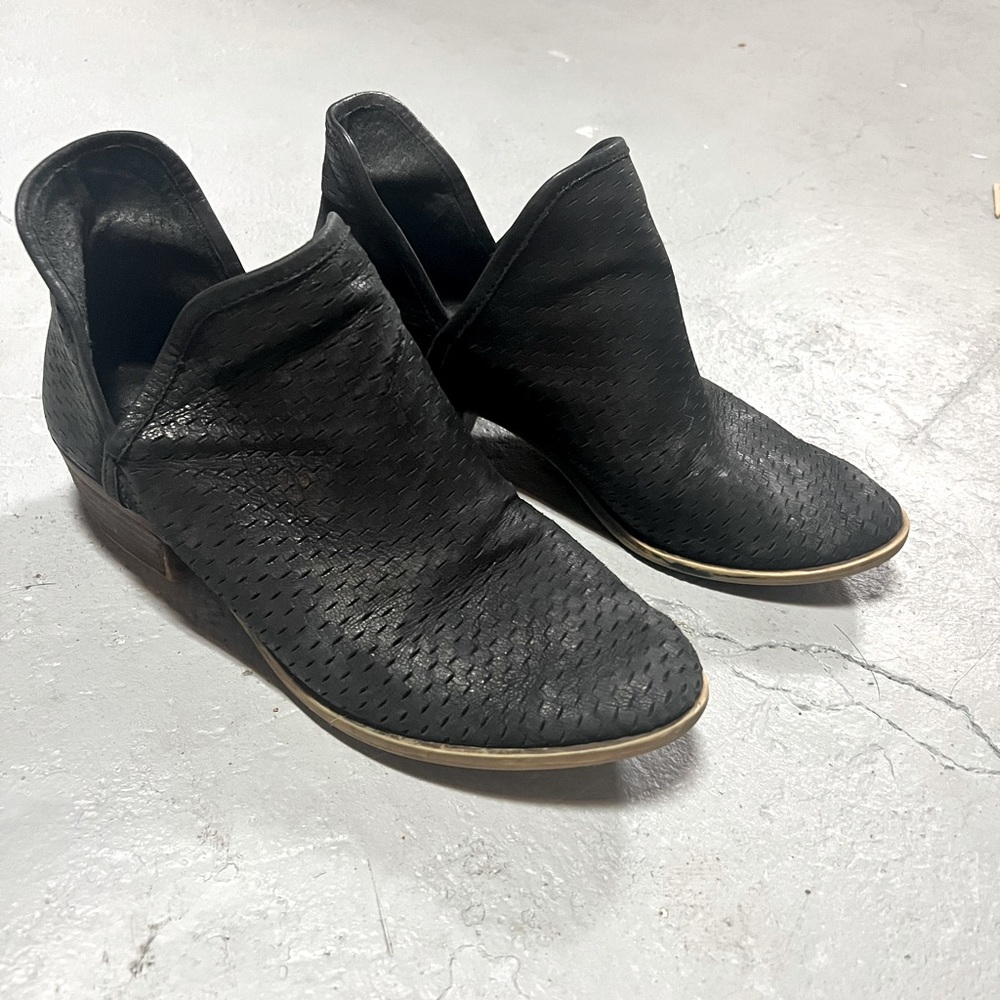 Luckbrand black ankle booties